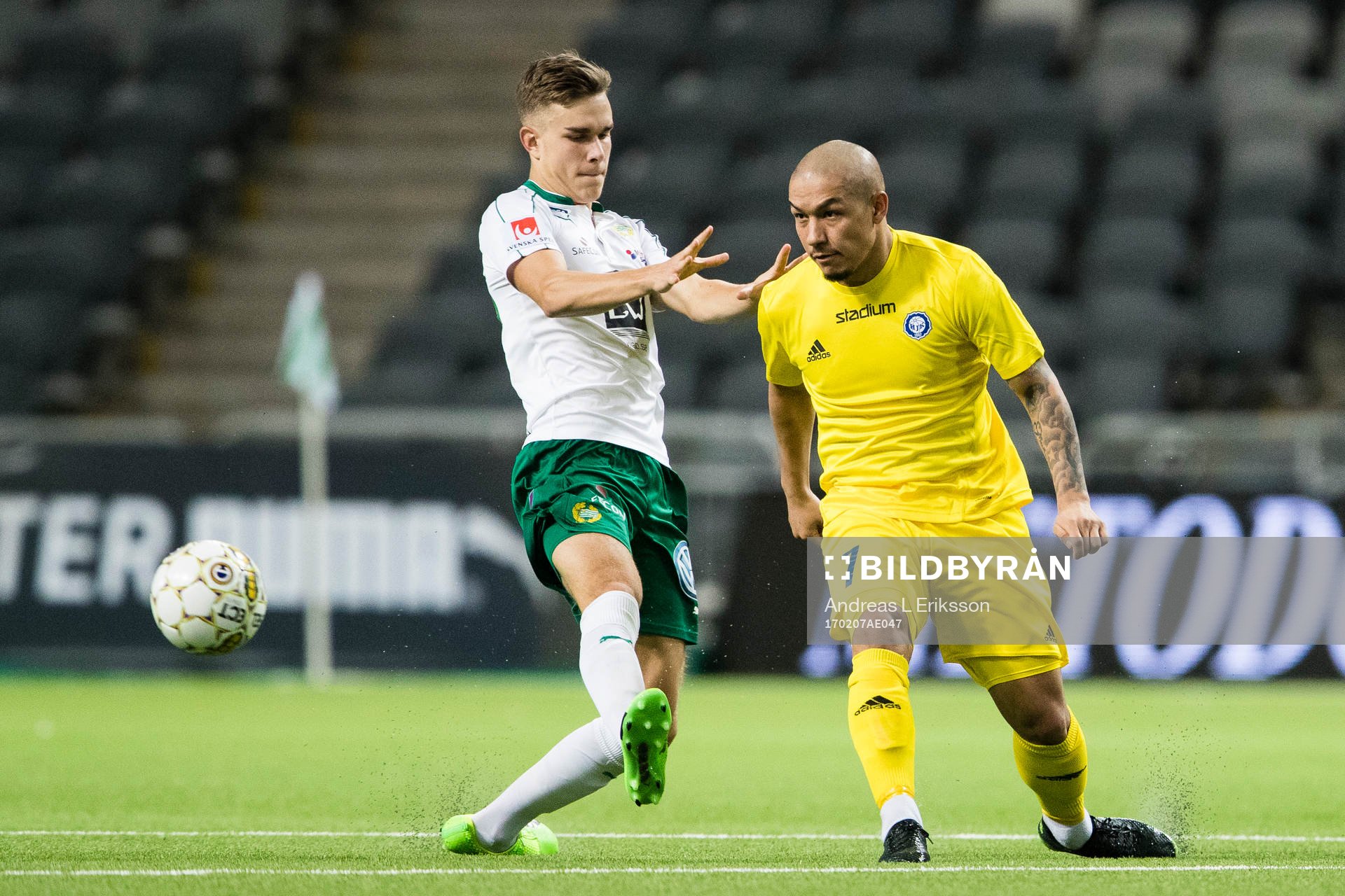 Hammarbys Dusan Jajic i kamp om bollen med HJK Helsingfors Moshtagh Yaghoubi under träningsmatchen i fotboll mellan Hammarby och HJK Helsingfors den 7 februari 2017 i Stockholm.
