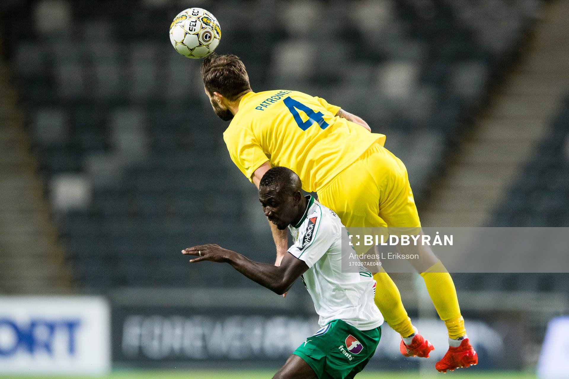HJK Helsingfors Hannu Patronen i en nickduell med Hammarbys Pa Amat Dibba under träningsmatchen i fotboll mellan Hammarby och HJK Helsingfors den 7 februari 2017 i Stockholm.