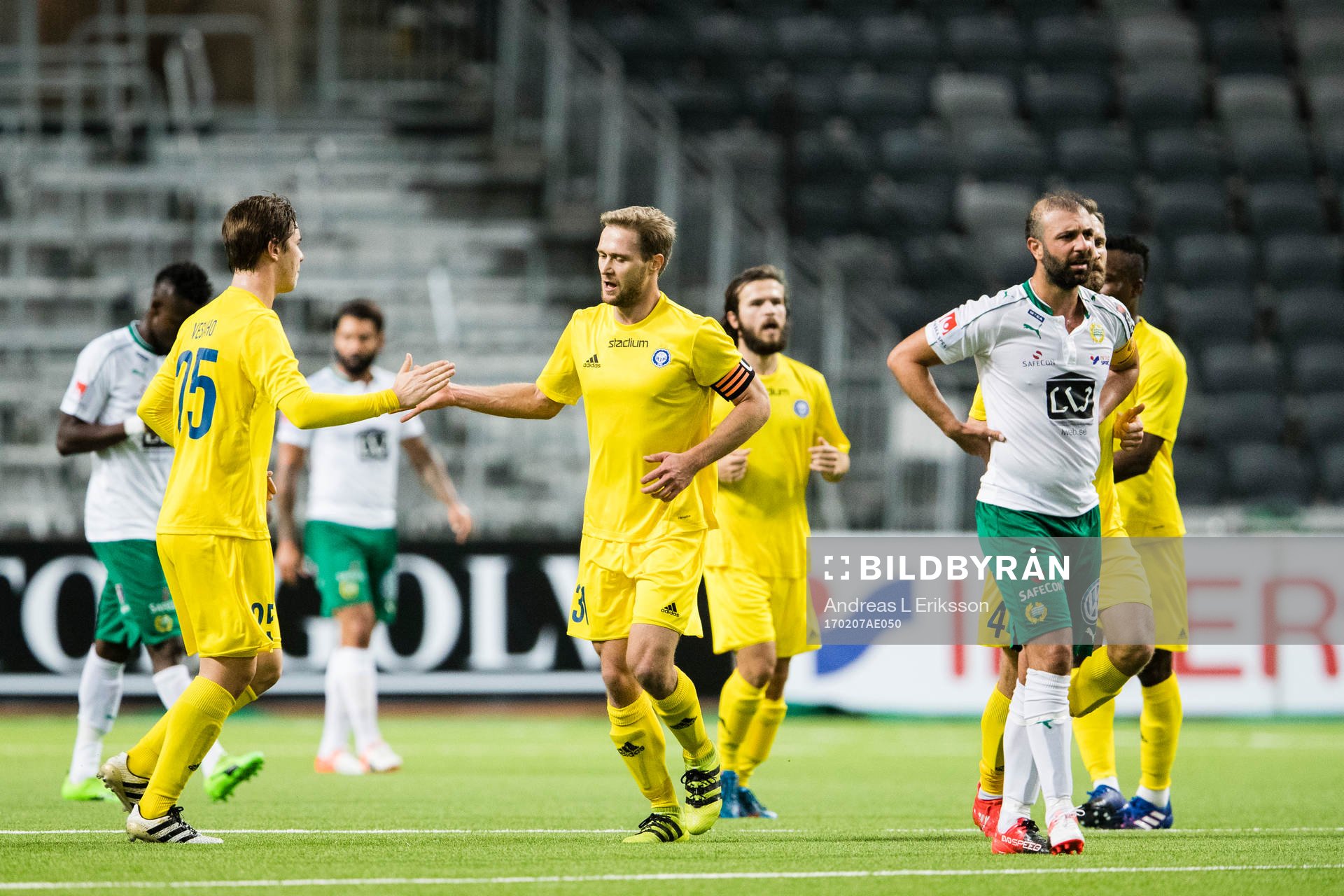 HJK Helsingfors Ville Jalasto och Akseli Pelvas jublar och