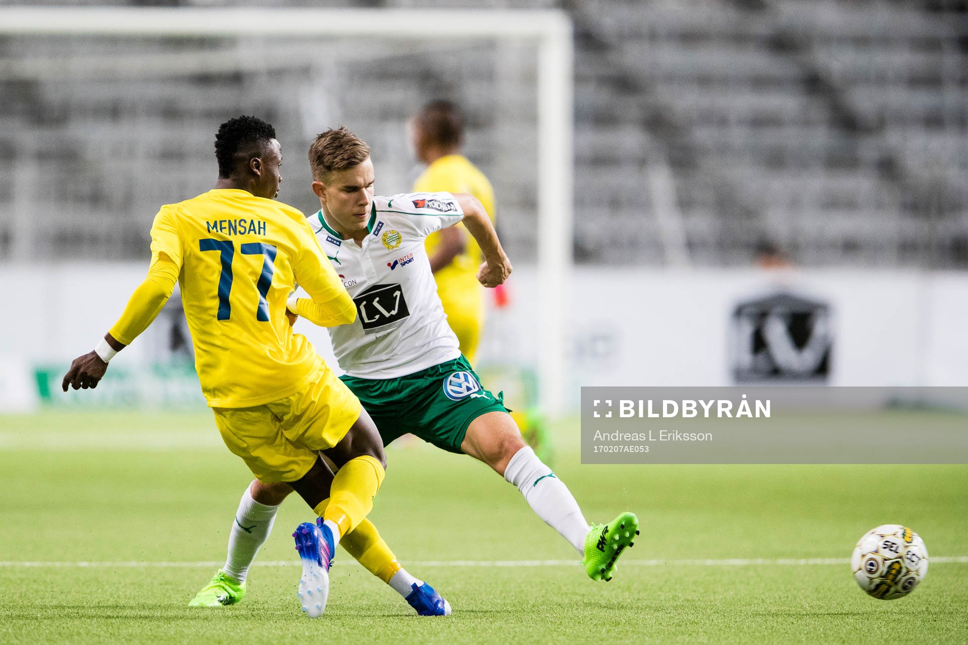 HJK Helsingfors Evans Mensah i kamp om bollen med Hammarbys Dusan Jajic under träningsmatchen i fotboll mellan Hammarby och HJK Helsingfors den 7 februari 2017 i Stockholm.