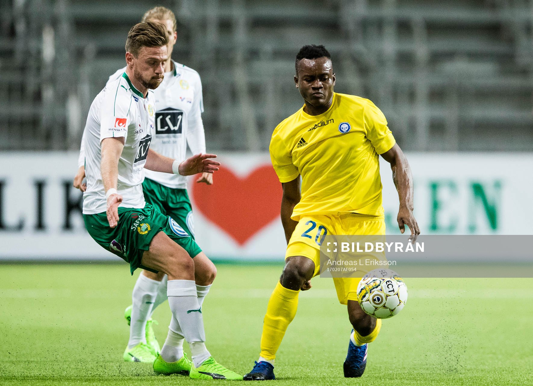 Hammarbys Arnór Smárason i kamp om bollen med HJK