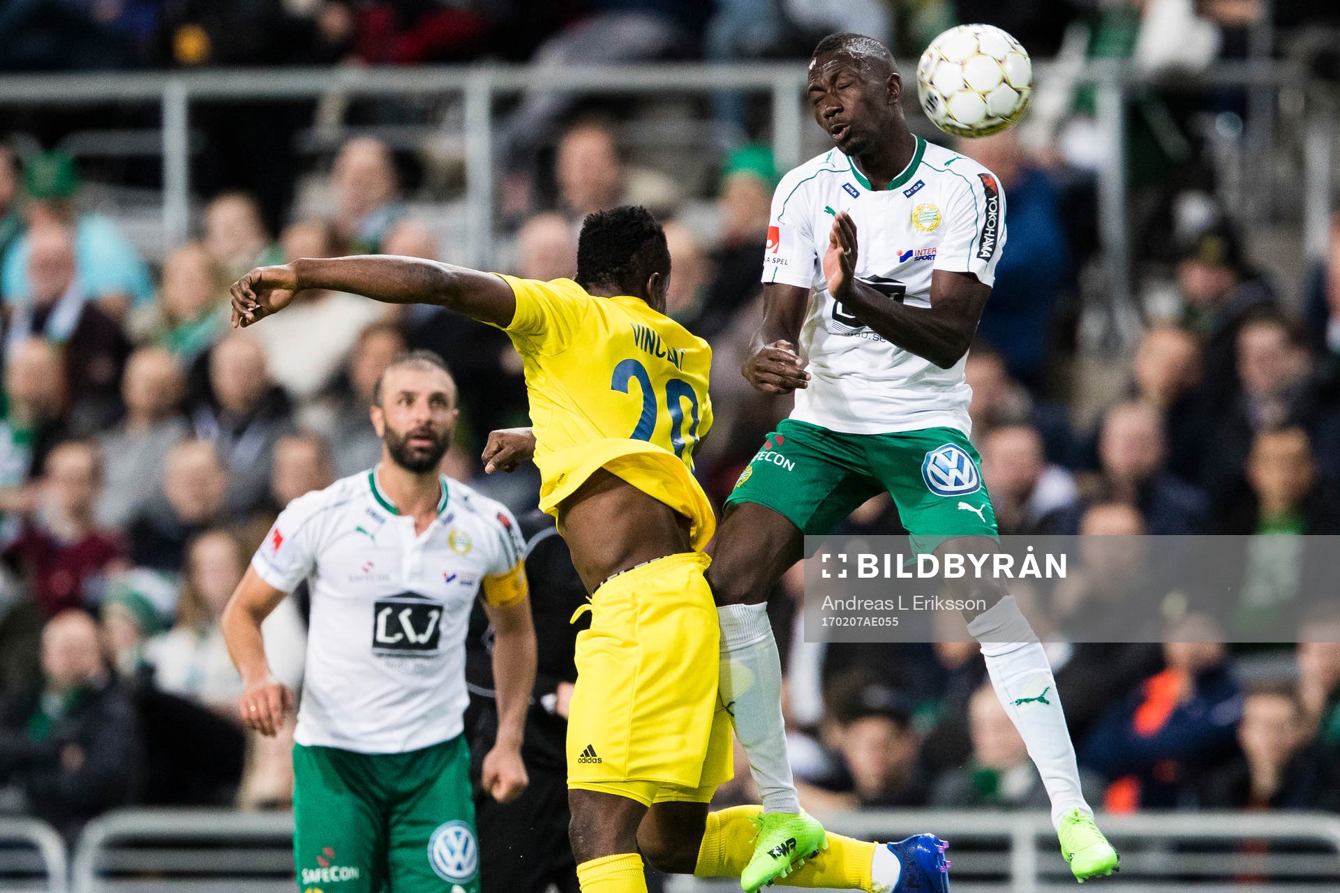HJK Helsingfors Vincent Onovo i en nickduell med Hammarbys