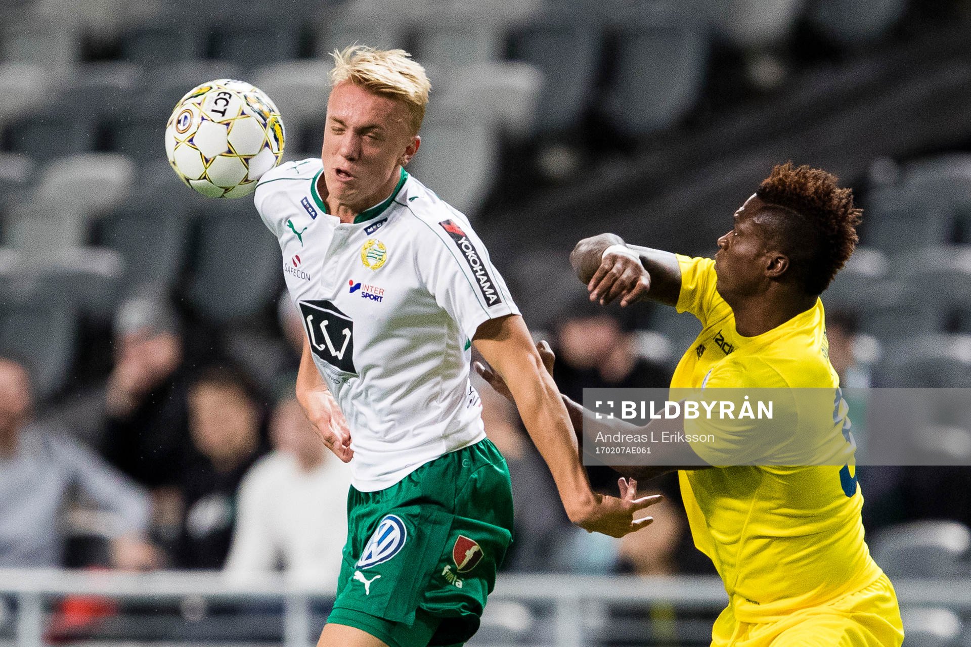 Hammarbys Isac Lidberg i kamp om bollen med HJK Helsingfors Faith Friday Obilor under träningsmatchen i fotboll mellan Hammarby och HJK Helsingfors den 7 februari 2017 i Stockholm.