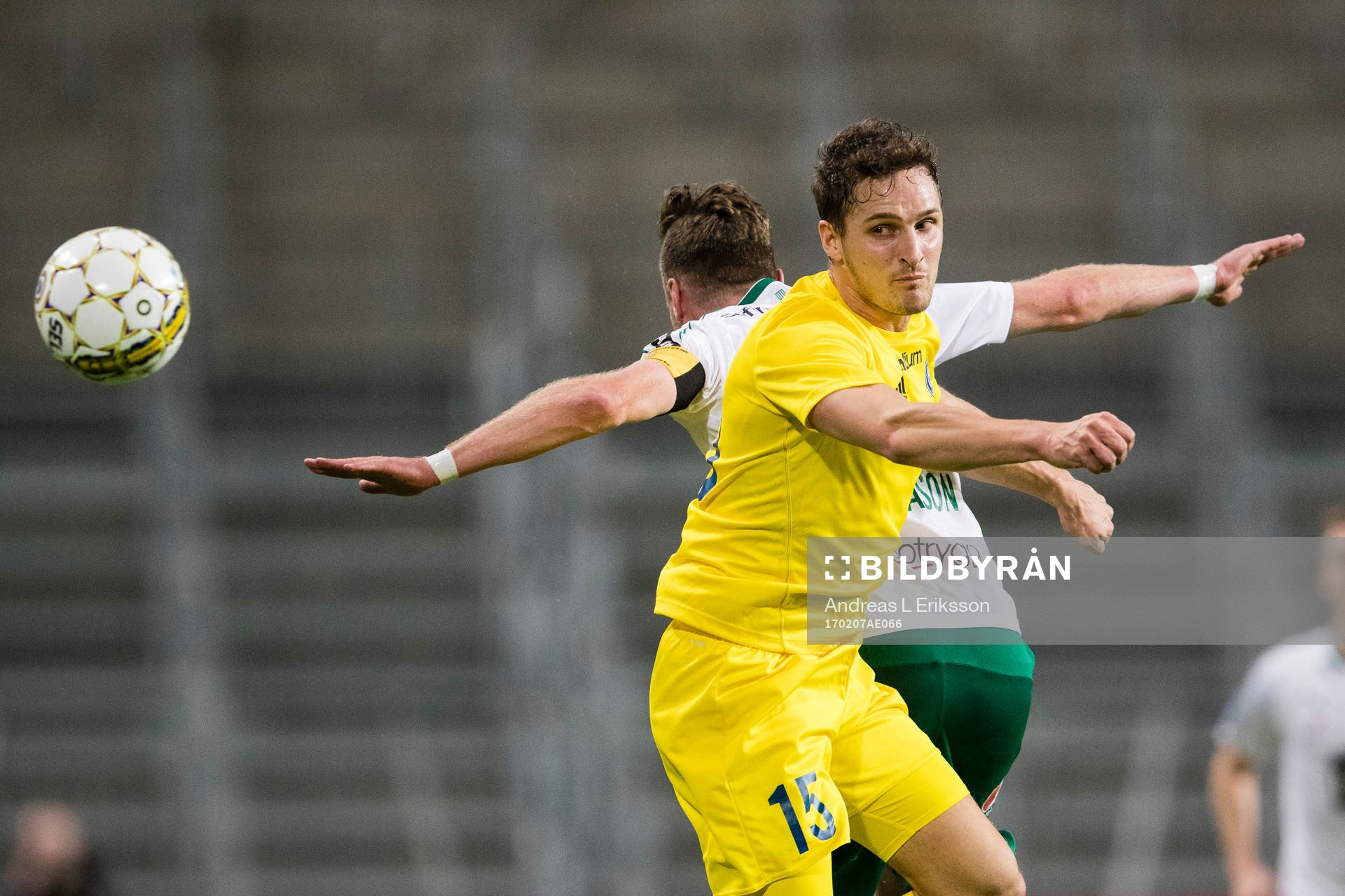 HJK Helsingfors Ville Jalasto i en nickduell med Hammarbys