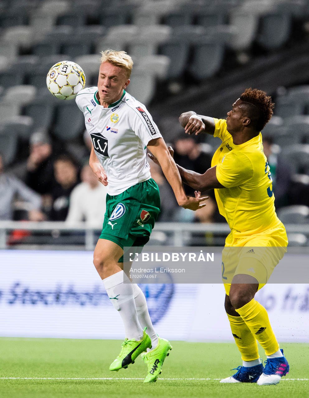 Hammarbys Isac Lidberg i kamp om bollen med HJK Helsingfors Faith Friday Obilor under träningsmatchen i fotboll mellan Hammarby och HJK Helsingfors den 7 februari 2017 i Stockholm.