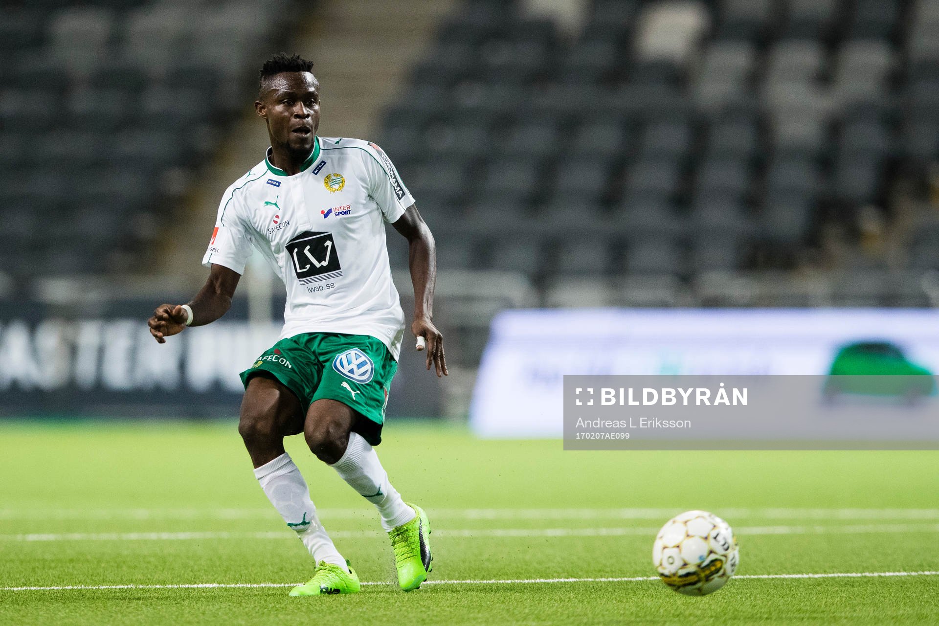 Hammarbys Gershon Koffie med bollen