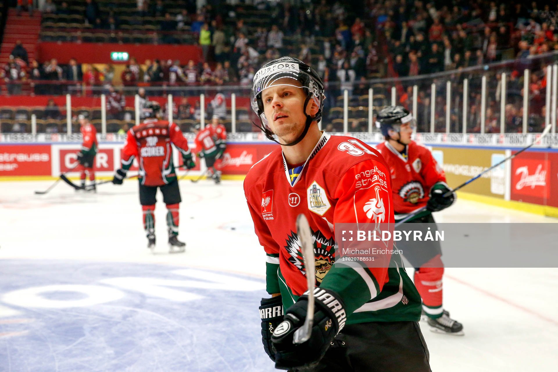 Frölundas Nicklas Lasu värmer upp