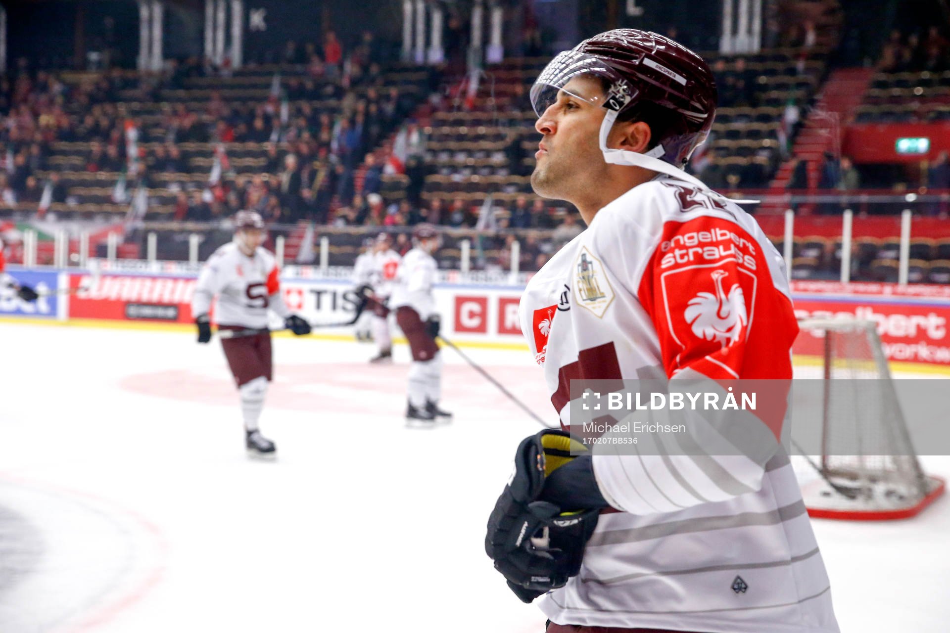 Sparta Prags Andre Deveaux värmer upp