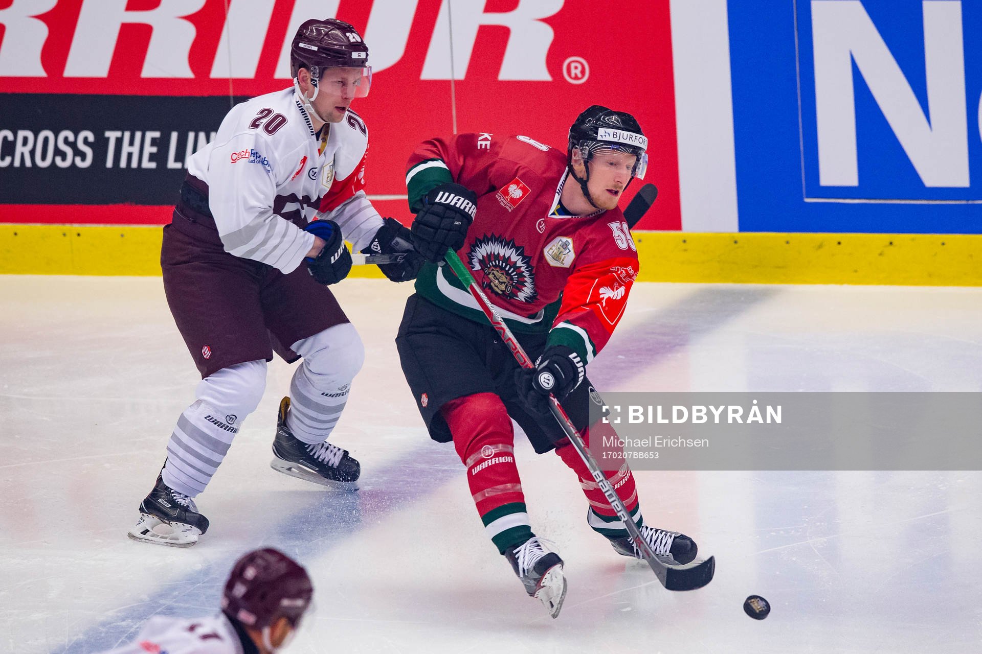Frölundas Simon Hjalmarsson före Sparta Prags Petr Vrana