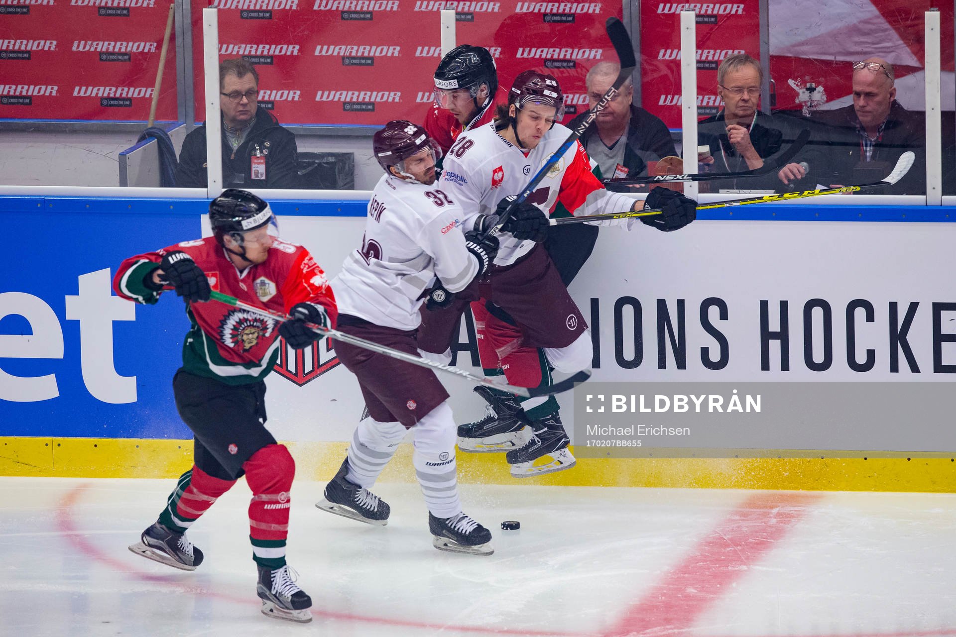 Sparta Prags Martin Gernat tacklar Frölundas Henrik