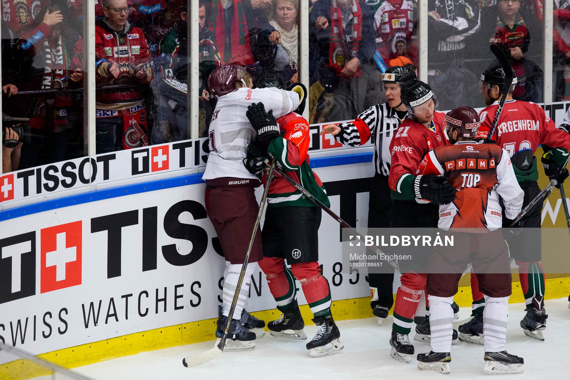 Sparta Prags Jan Svrcek i gruff med Frölundas Matt Donovan