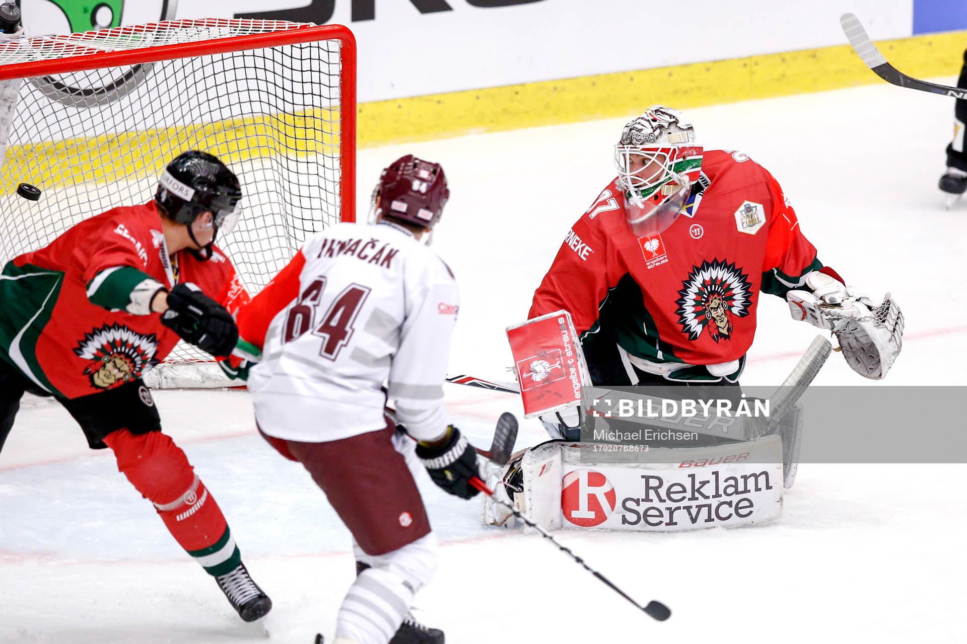 Frölundas målvakt Johan Gustafsson ser pucken gå in