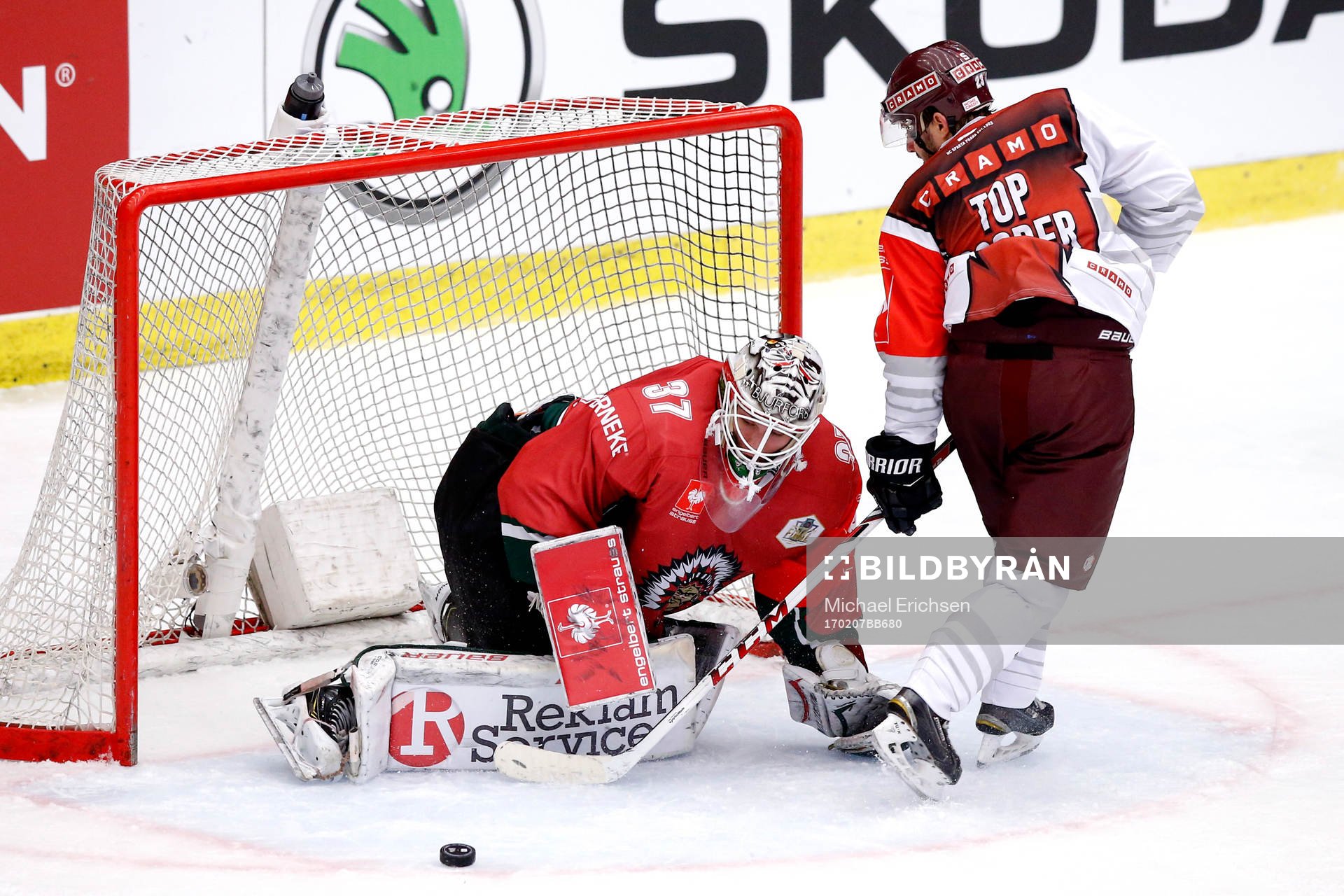 Sparta Prags Lukas Pech och Frölundas målvakt Johan