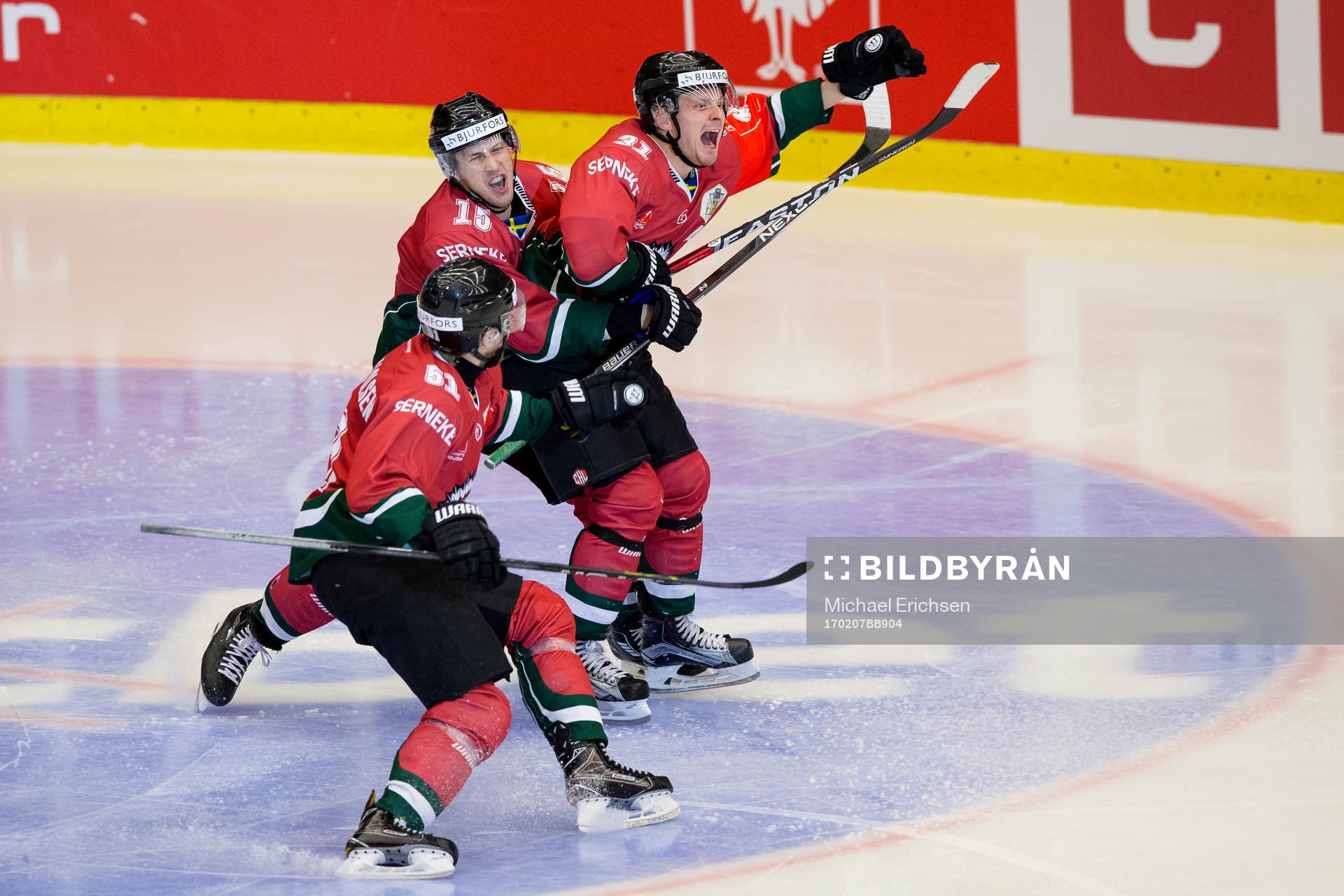 Frölundas Nicklas Lasu jublar och omfamnas av Matt Donovan