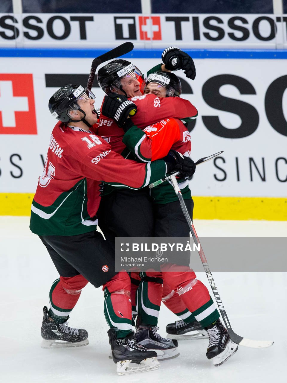 Frölundas Nicklas Lasu jublar och omfamnas av Matt Donovan