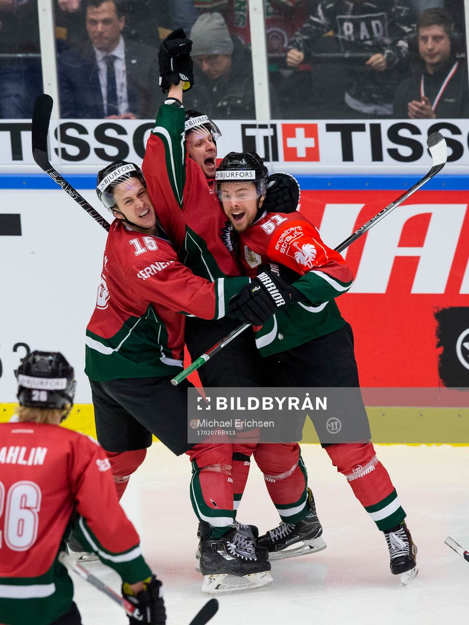 Frölundas Nicklas Lasu jublar och omfamnas av Matt Donovan