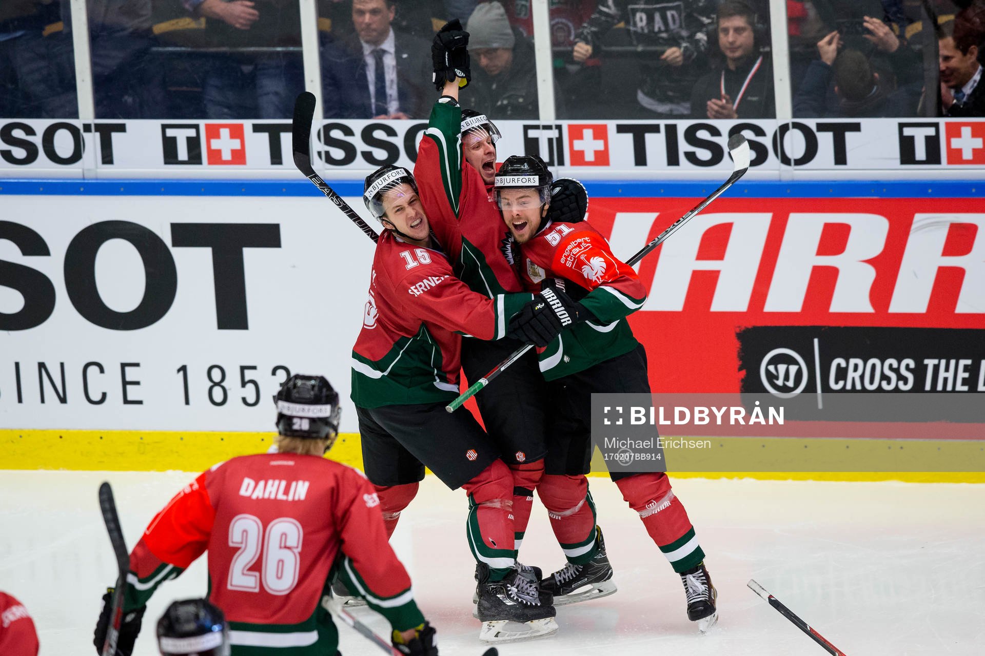 Frölundas Nicklas Lasu jublar och omfamnas av Matt Donovan
