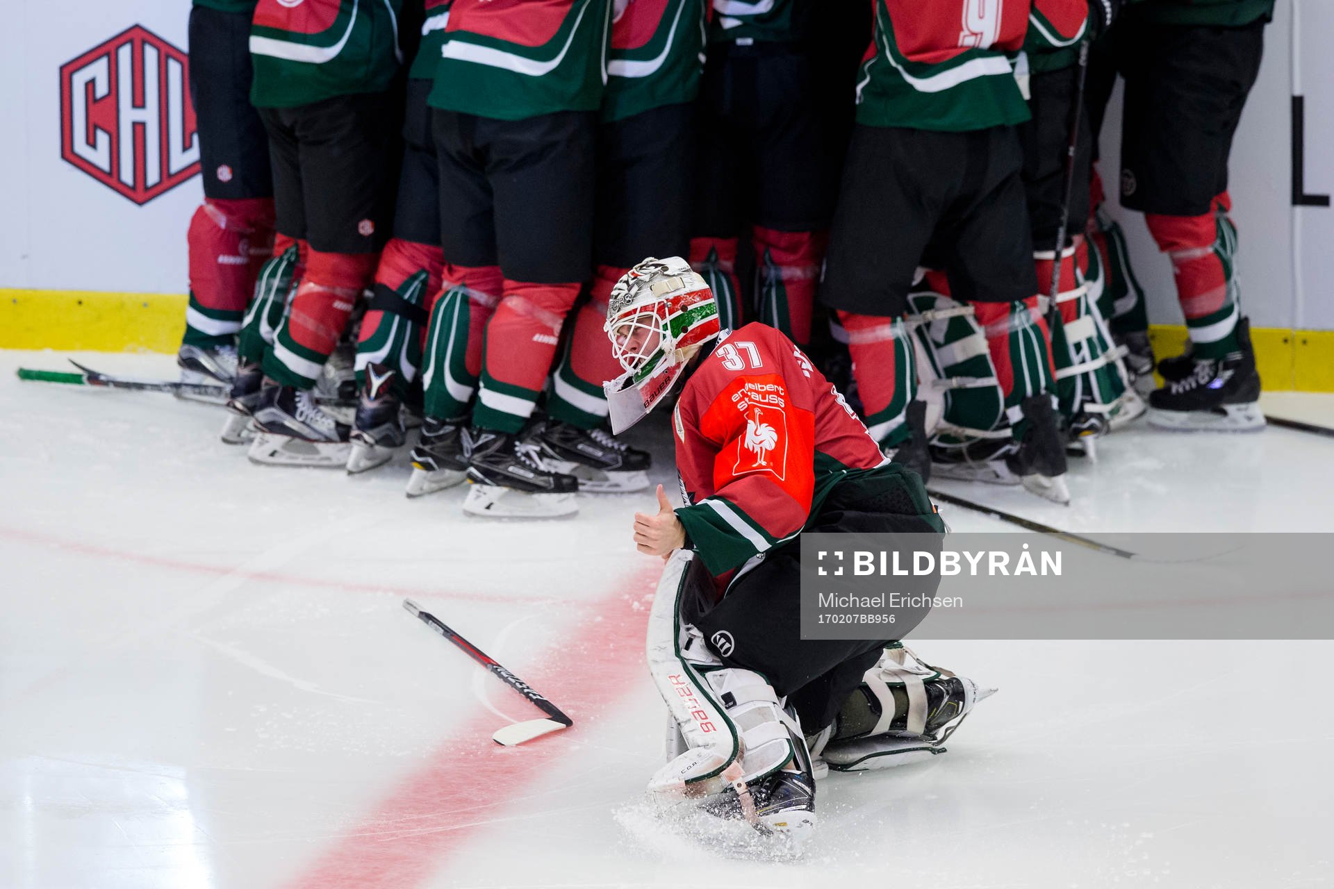 Frölundas målvakt Johan Gustafsson jublar