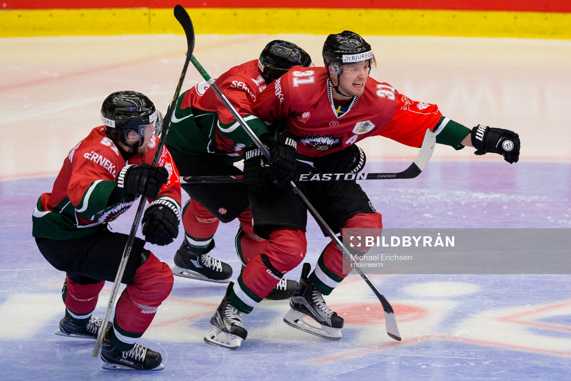 Frölundas Nicklas Lasu jublar och omfamnas av Matt Donovan