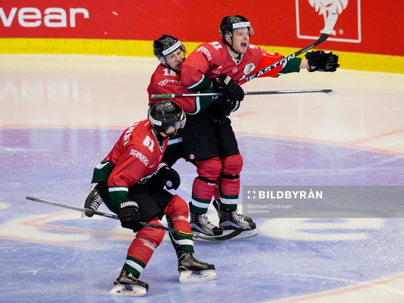 Frölundas Nicklas Lasu jublar och omfamnas av Matt Donovan