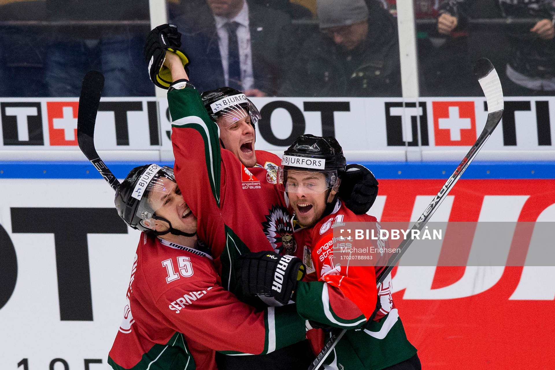 Frölundas Nicklas Lasu jublar och omfamnas av Matt Donovan
