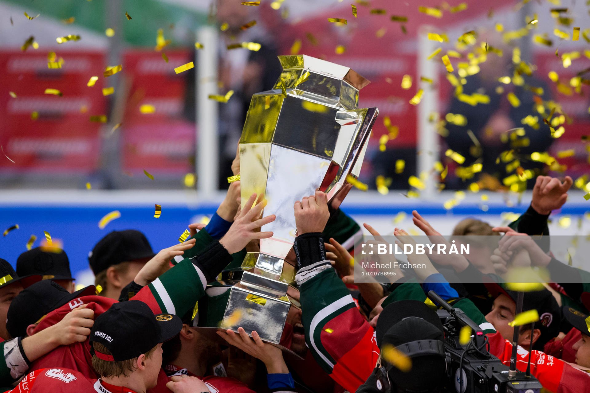 Frölunda lyfter pokalen