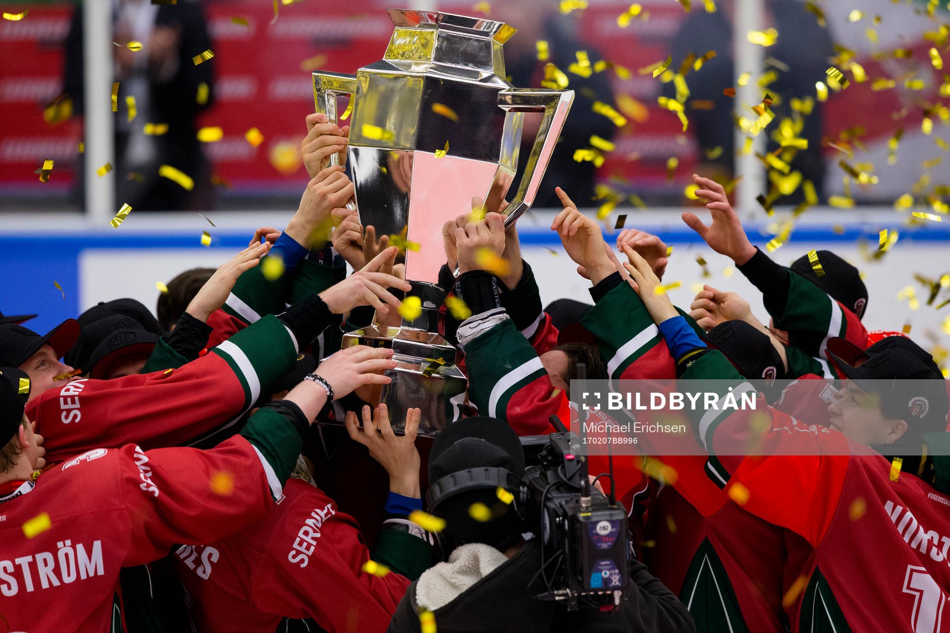 Frölunda lyfter pokalen