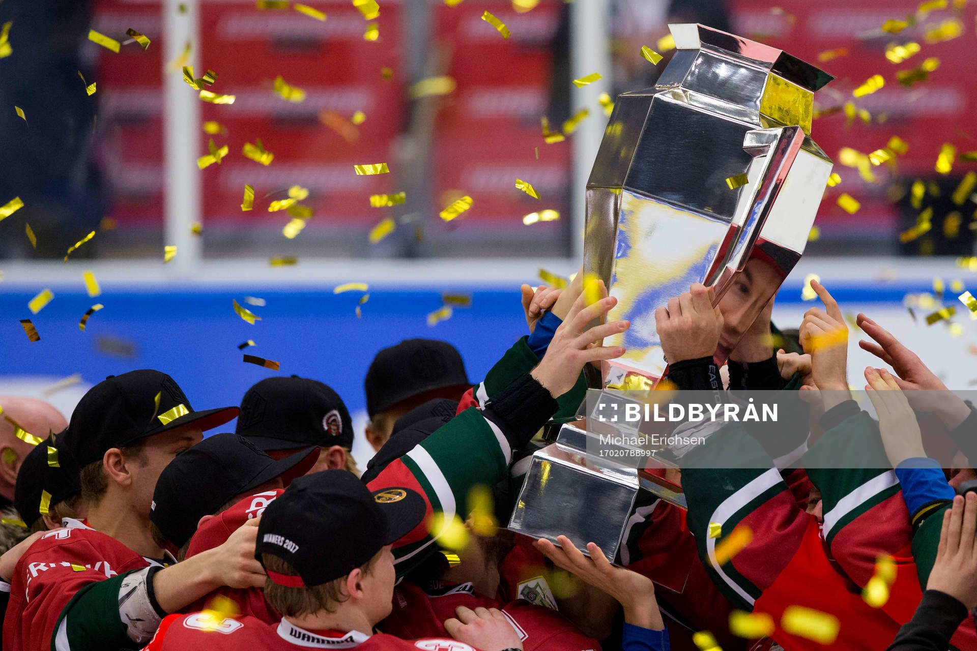 Frölunda lyfter pokalen vilken Casey Wellman reflekteras i