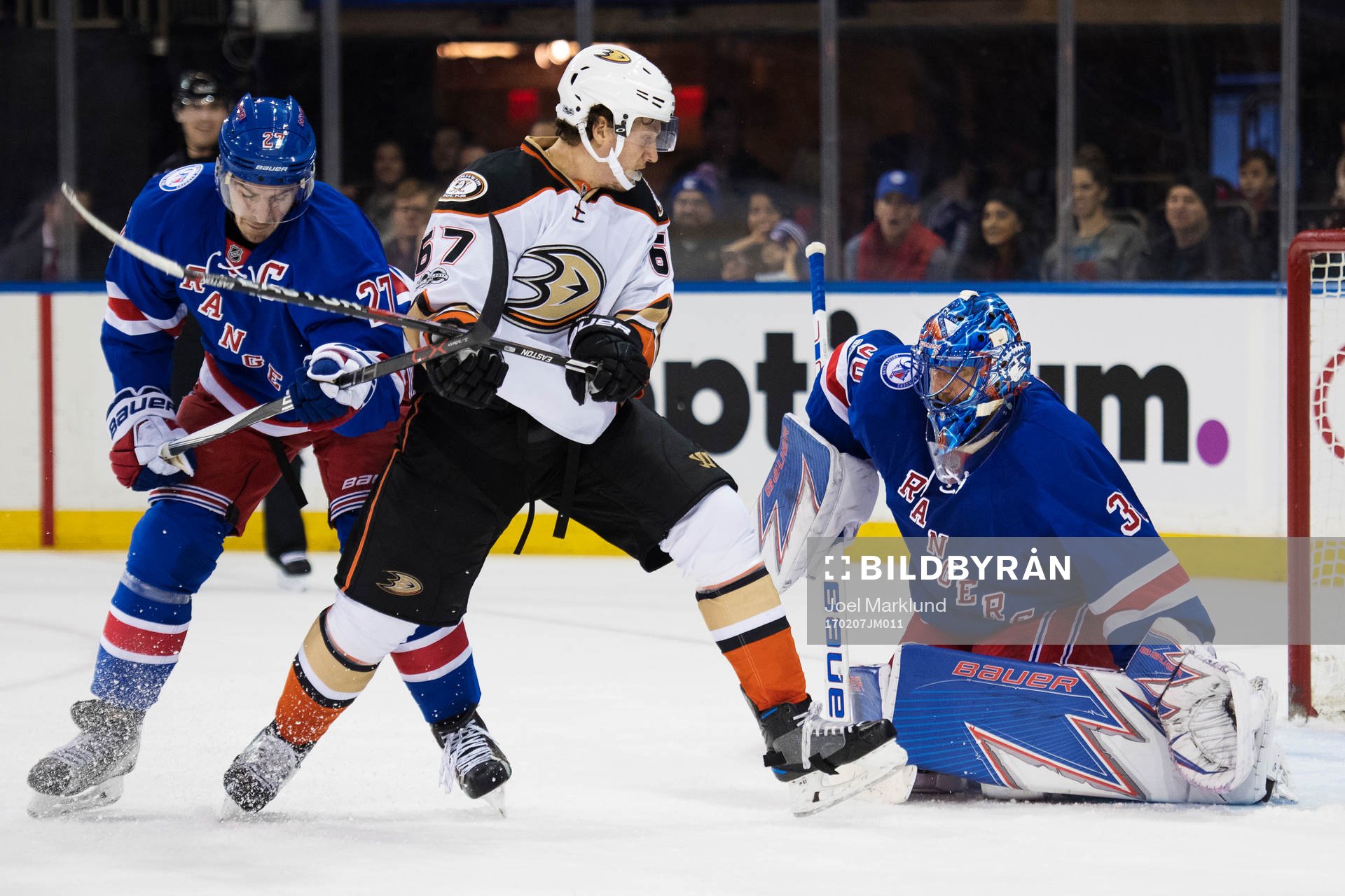 Rangers Ryan McDonagh och målvakt henrik Lundqvist utmanas