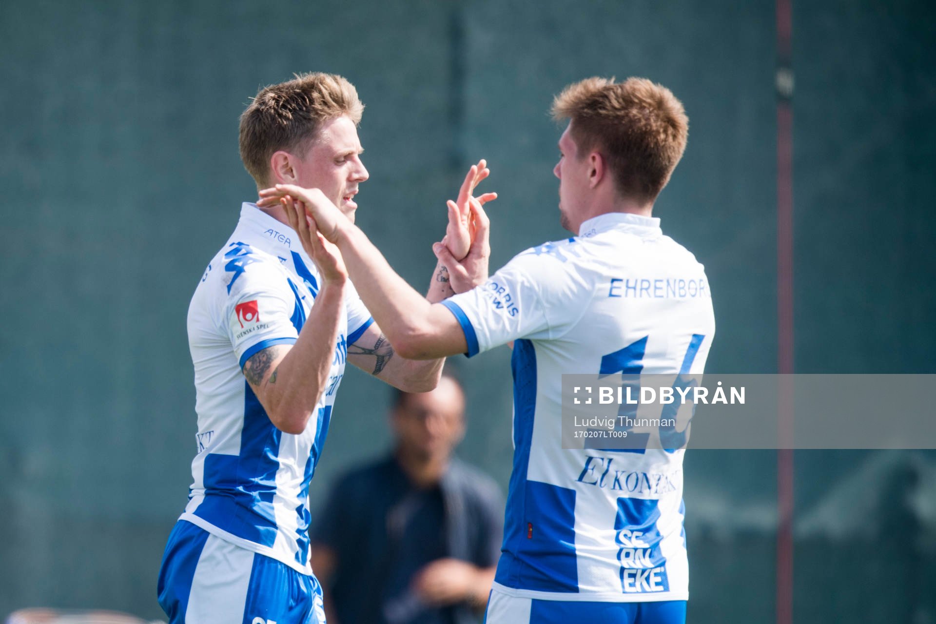 Sören Rieks kramas om av Mikael Boman efter han gjort 1-1 under fotbollsmatchen mellan IFK Göteborg och Bröndby i Dubai International Cup den 7 februari 2017 i Dubai.