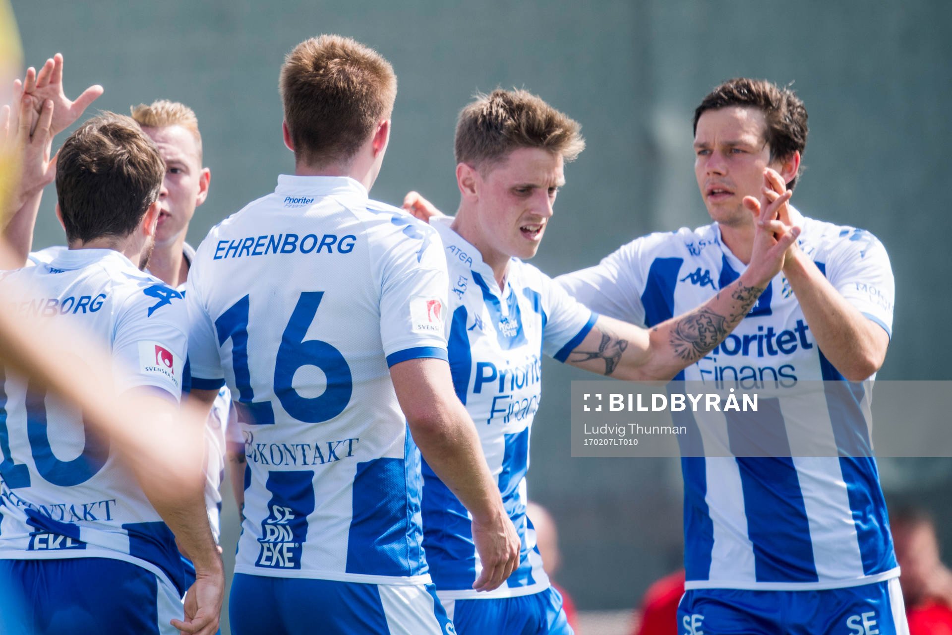 Sören Rieks kramas om av lagkamraterna efter han gjort 1-1 under fotbollsmatchen mellan IFK Göteborg och Bröndby i Dubai International Cup den 7 februari 2017 i Dubai.