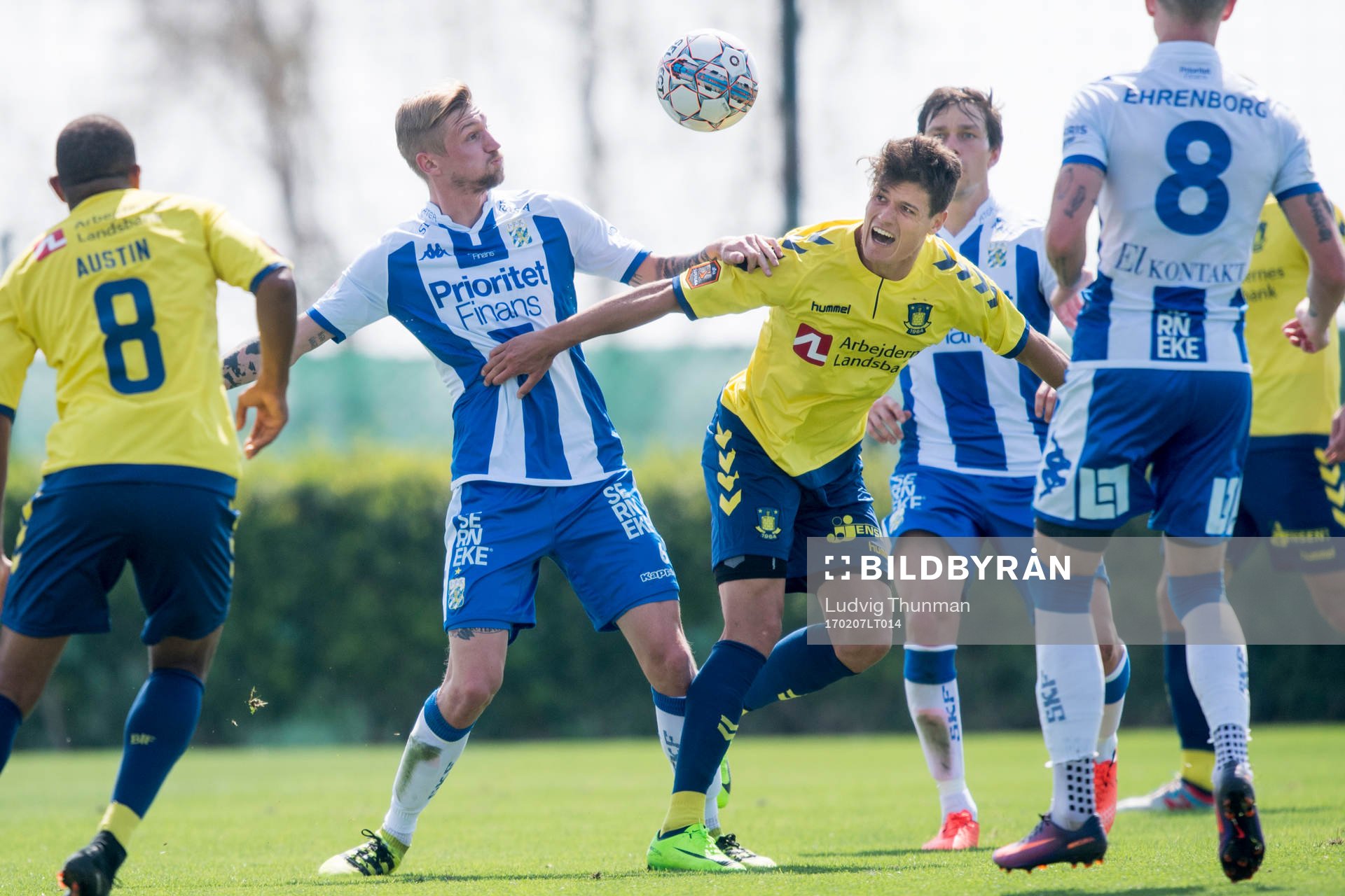 IFK Göteborgs Sebastian Eriksson i kamp om bollen med