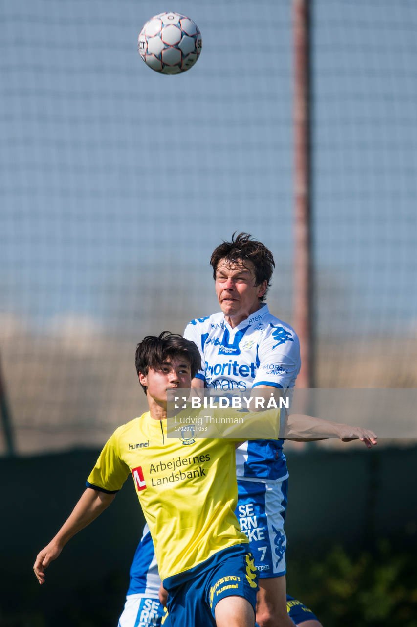 IFK Göteborgs Mads Albaek och Bröndbys Frederik Nörrestrand under fotbollsmatchen mellan IFK Göteborg och Bröndby i Dubai International Cup den 7 februari 2017 i Dubai.
