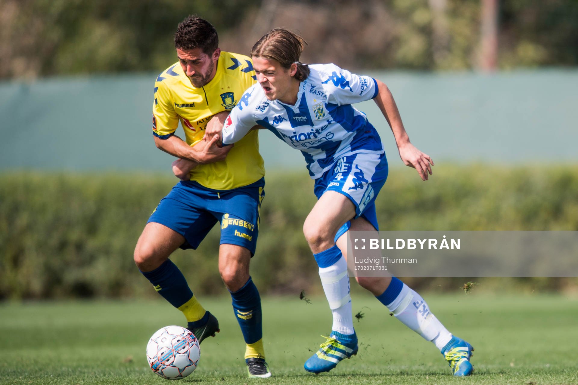 IFK Göteborgs August Erlingmark i kamp om bollen med