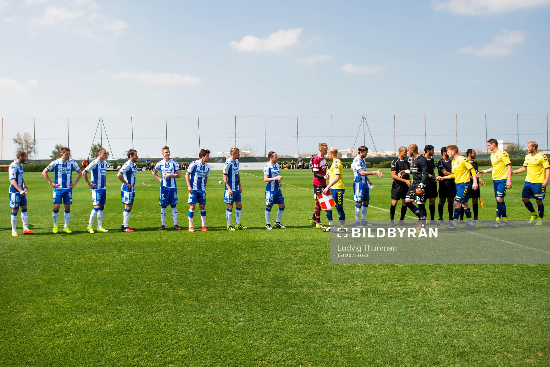 IFK Göteborgs och Bröndbys spelare hälsar på varandra