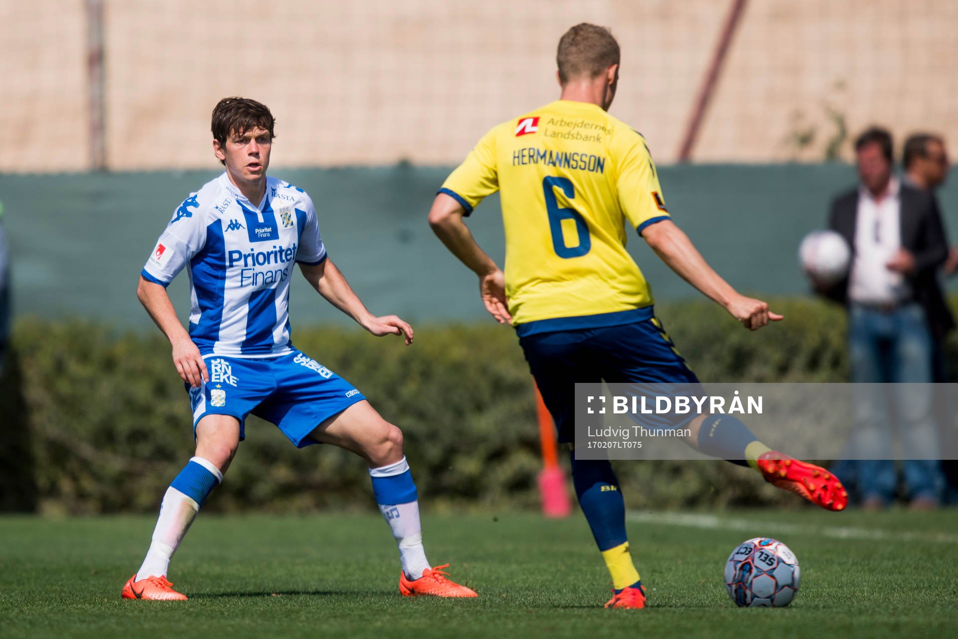 IFK Göteborgs Mads Albaek bevakar Bröndbys Hjörtur