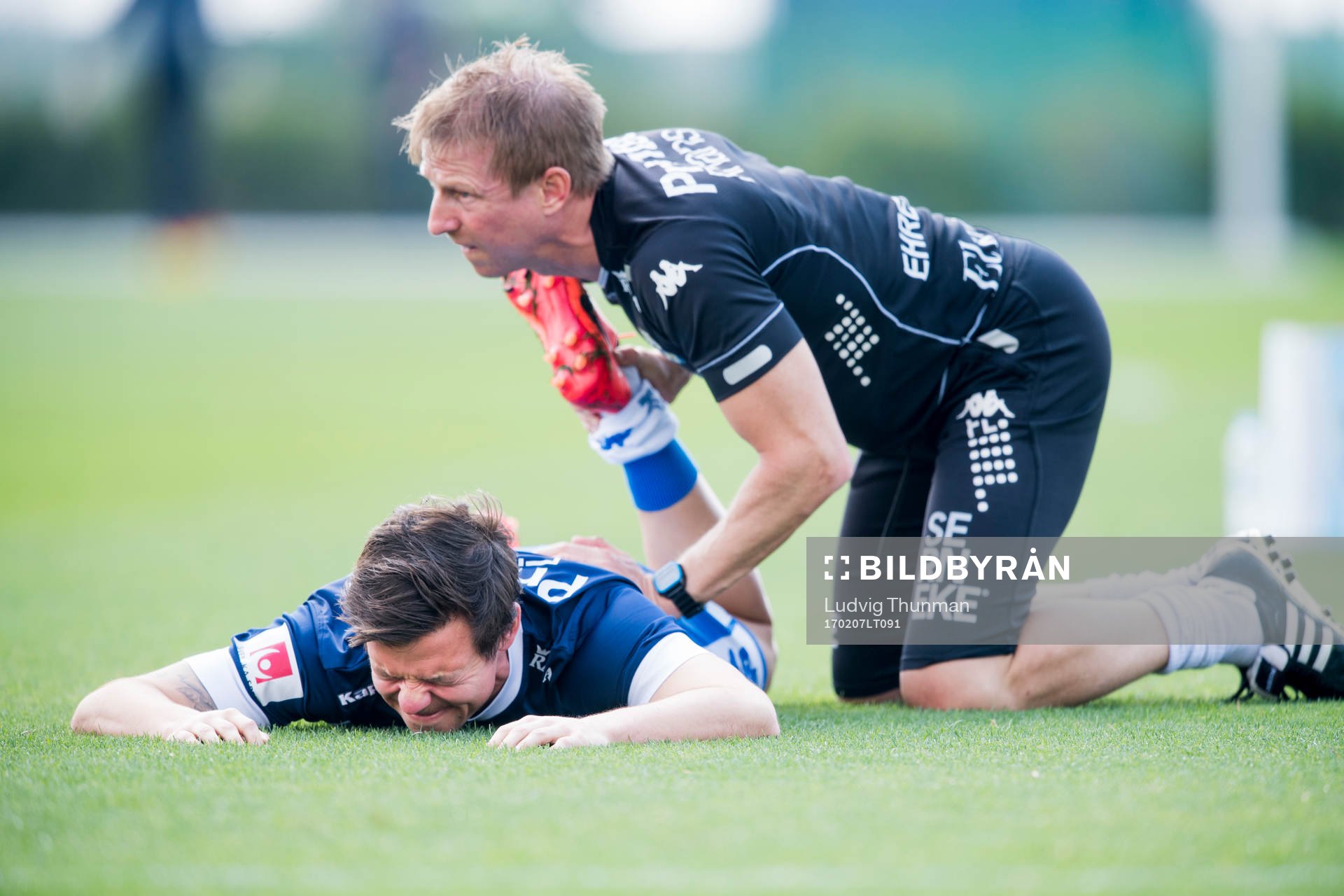 IFK Göteborgs Mads Albaek får stretchinghjälp av