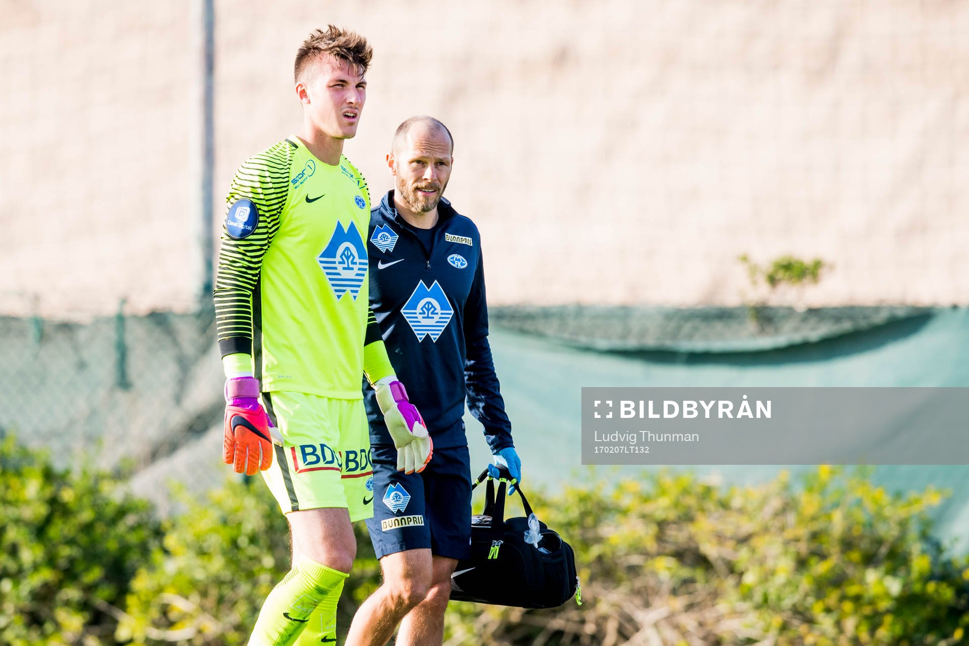 Moldes målvakt Andreas Linde har ont och leds av planen