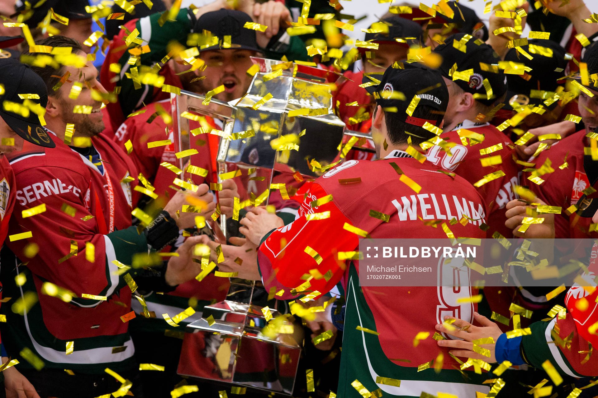 Frölundas Casey Wellman med pokalen