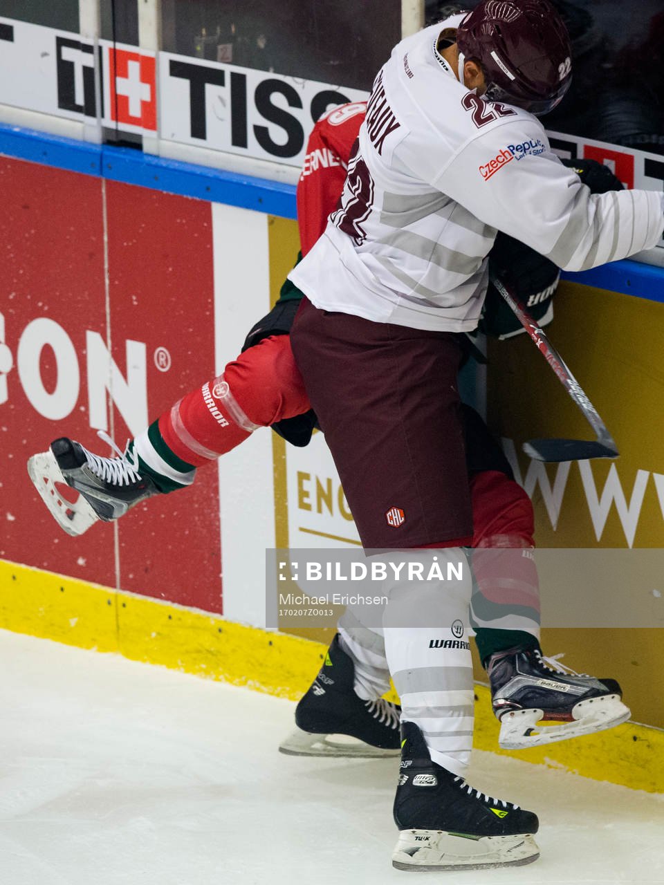 Sparta Prags Andre Deveaux tacklar Frölundas Simon