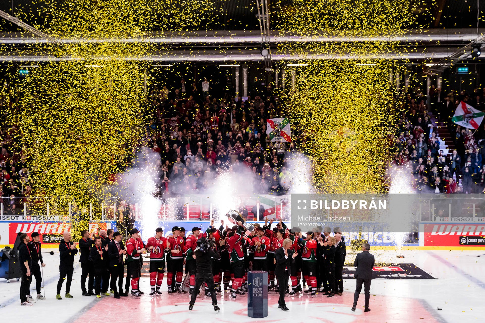 Frölundas Joel Lundqvist lyfter pokalen