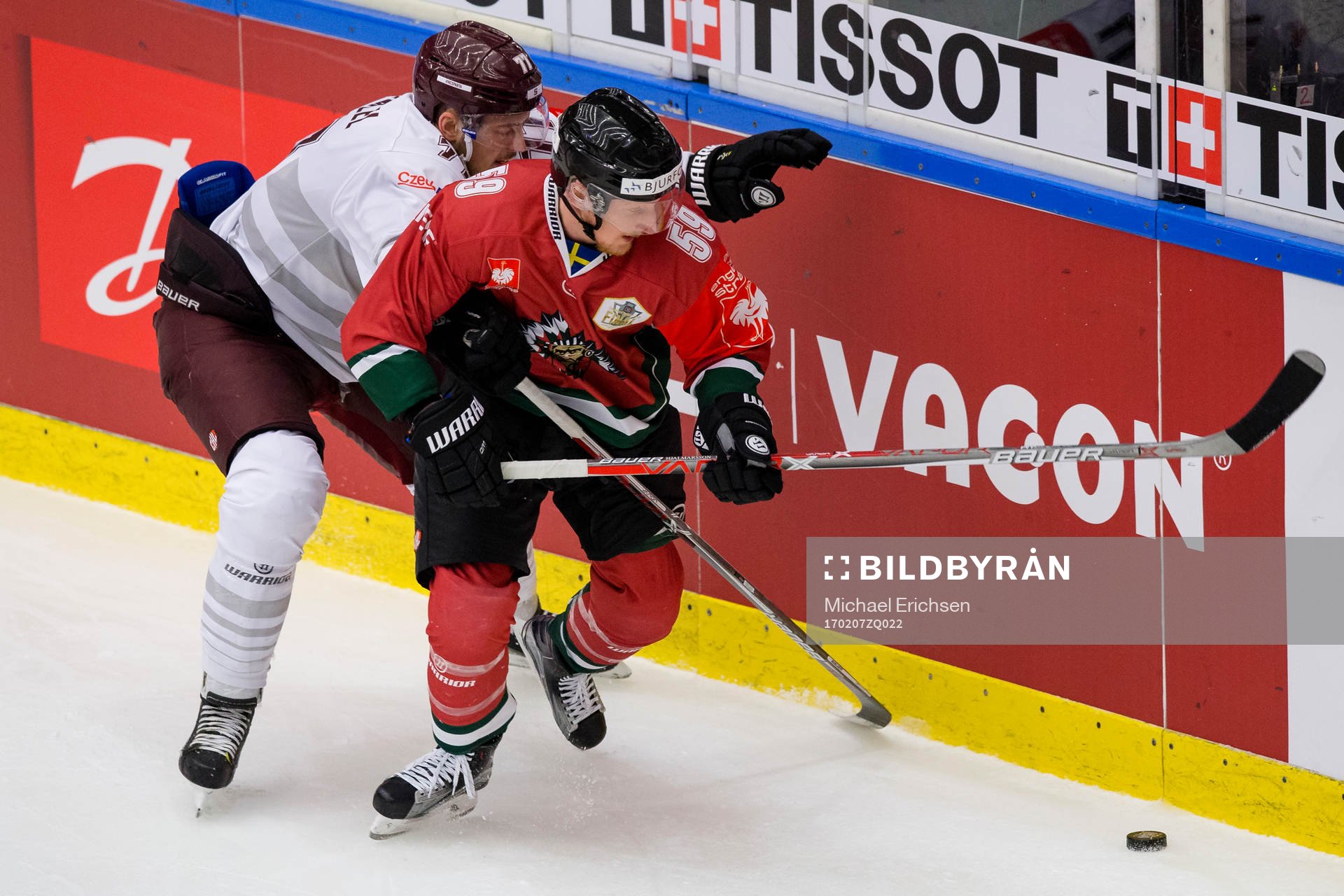 Frölundas Simon Hjalmarsson i kamp om pucken med Spartas