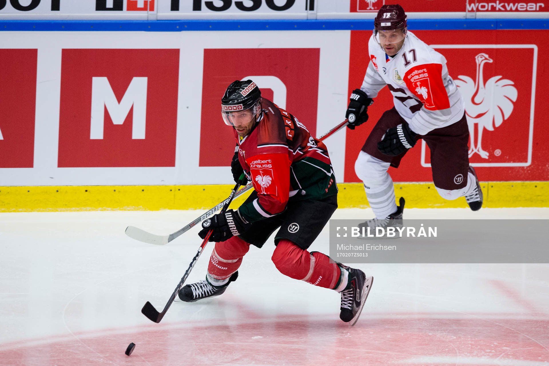 Frölundas Joel Lundqvist före Sparta Prags Jaroslav Hlinka