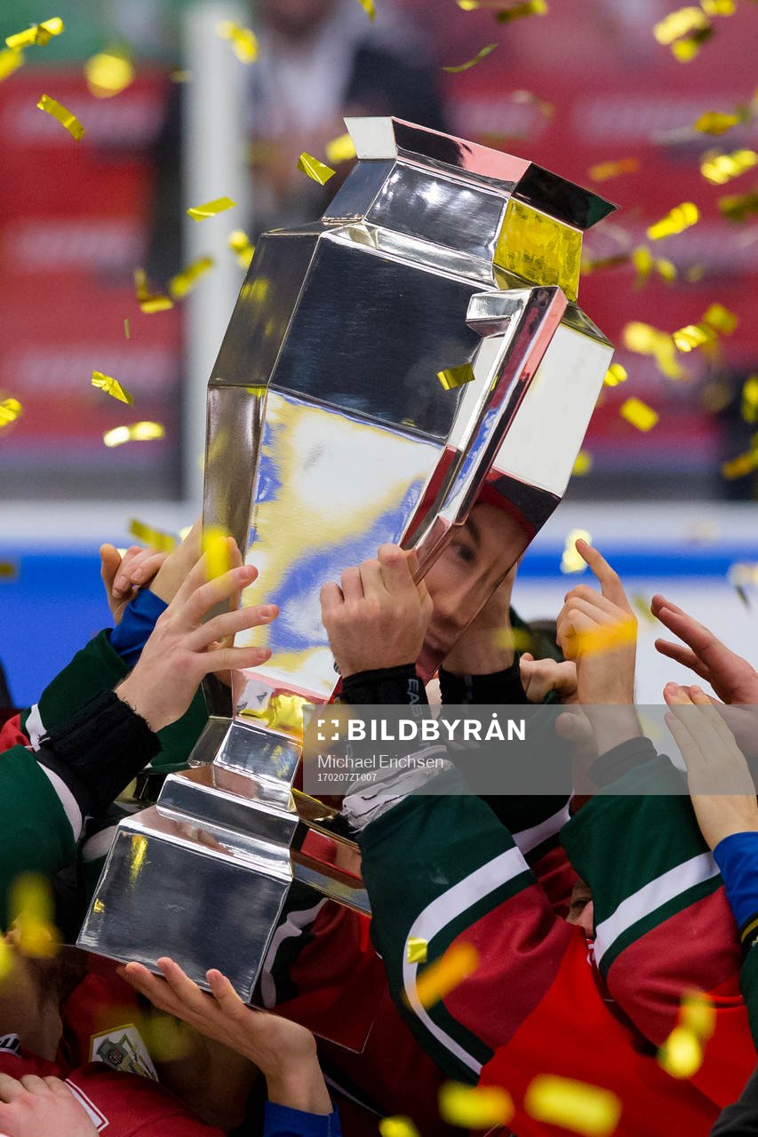 Frölunda lyfter pokalen vilken Casey Wellman reflekteras i