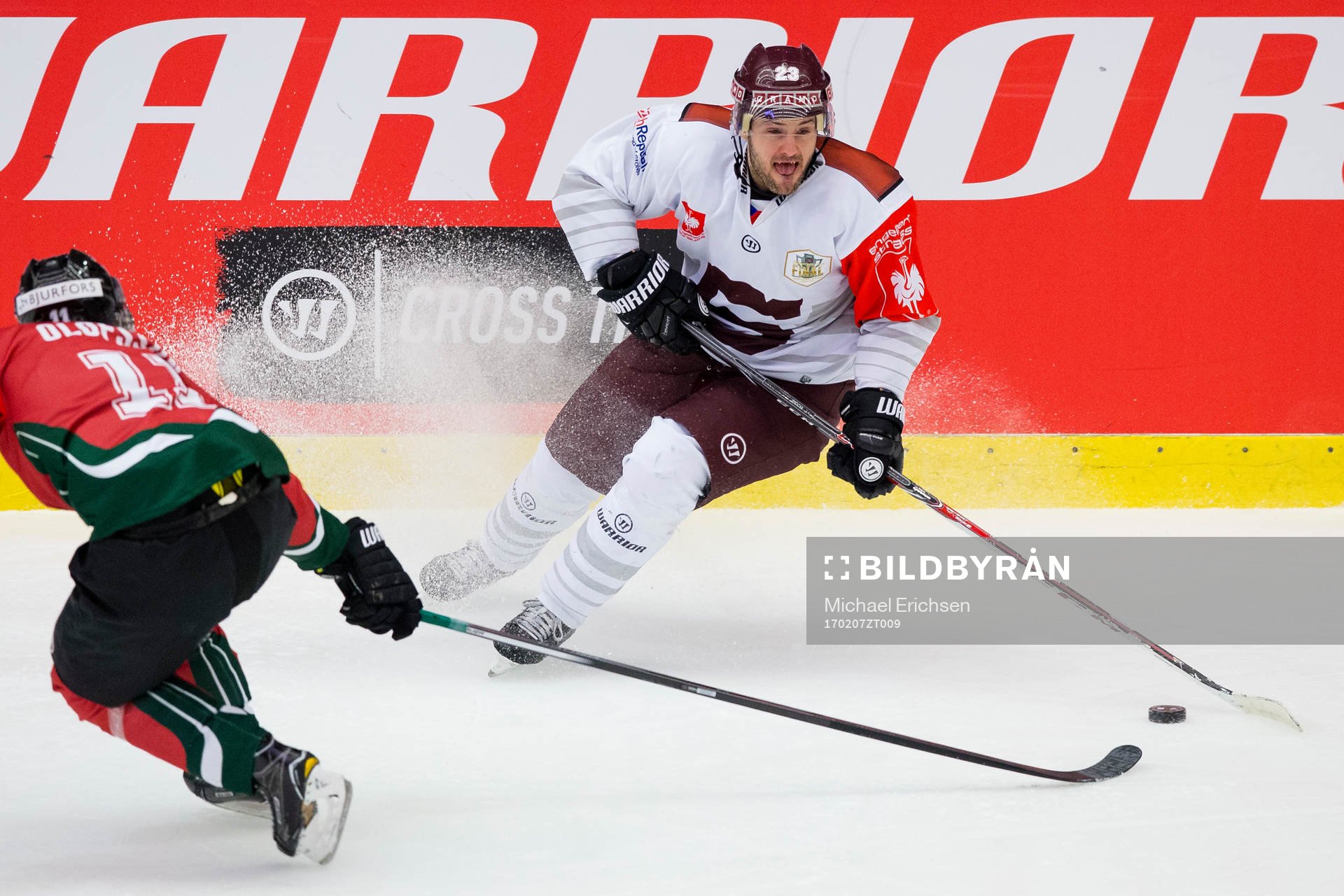 Sparta Prags Lukas Pech vänder bort Frölundas Victor