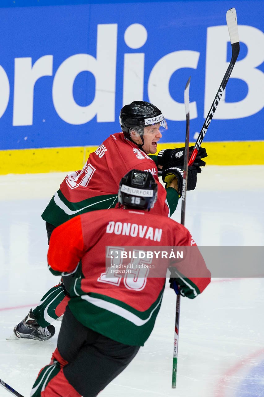 Frölundas Nicklas Lasu jublar ihop med Matt Donovan