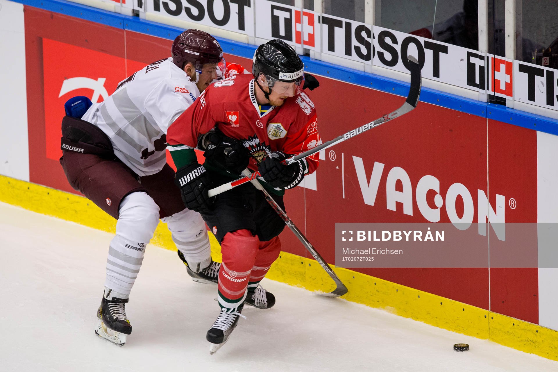 Frölundas Simon Hjalmarsson i kamp om pucken med Spartas