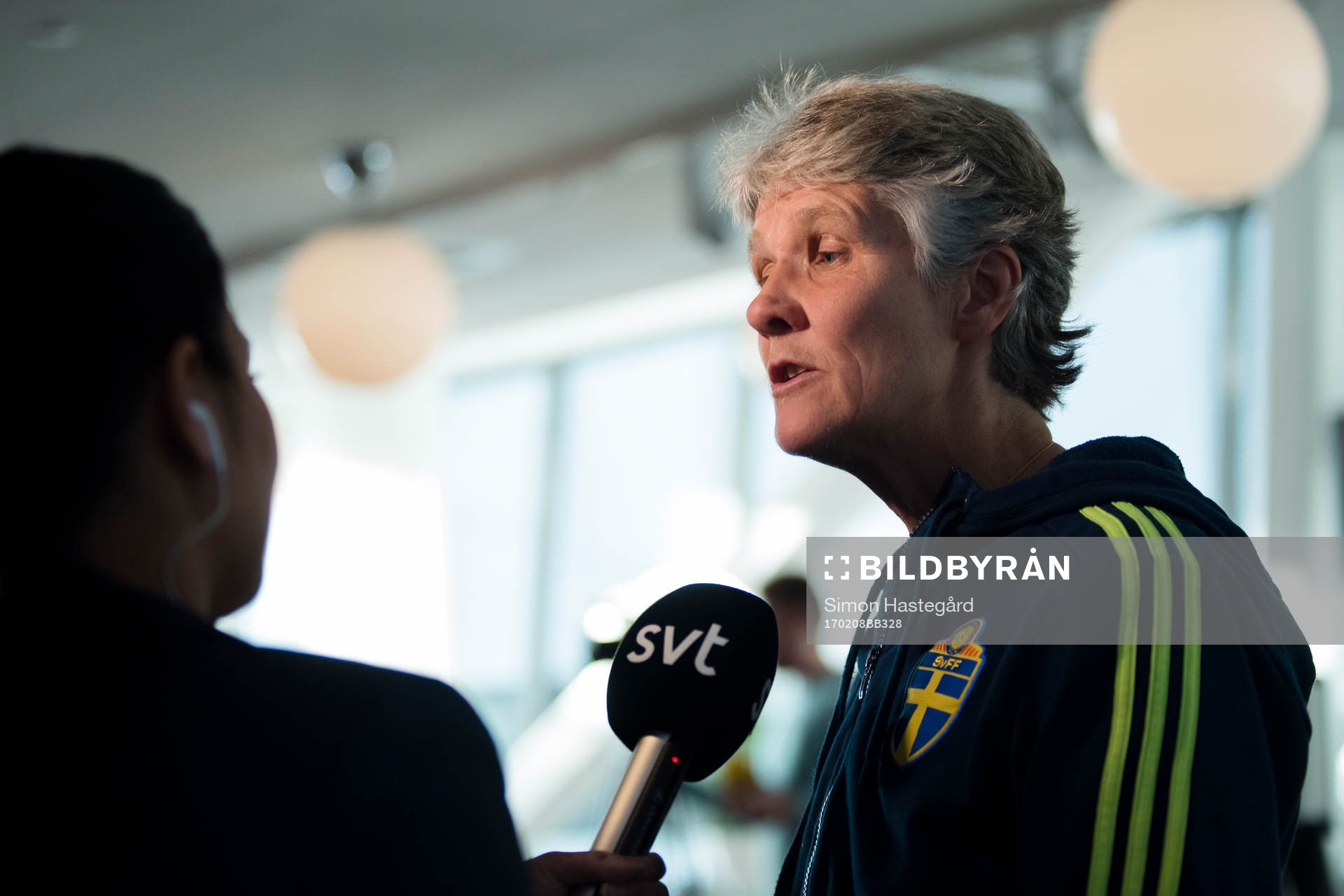Sveriges förbundskapten Pia Sundhage blir intervjuad av SVT