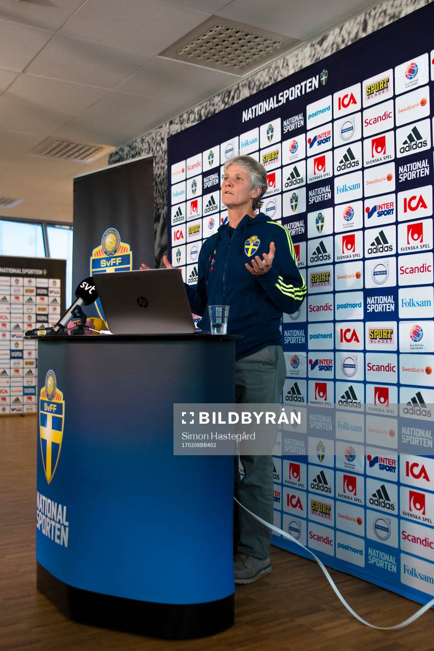 Sveriges förbundskapten Pia Sundhage presenterar truppen