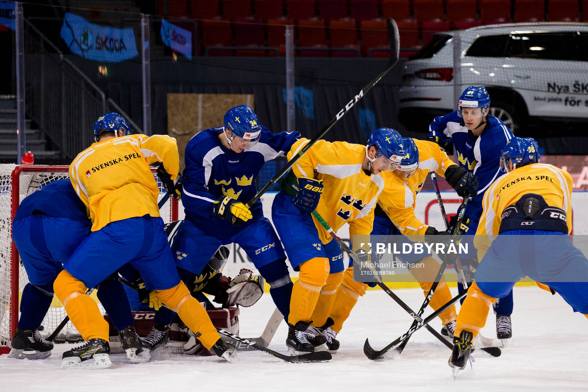 Sveriges Joel Eriksson Ek i kamp om pucken med Henrik